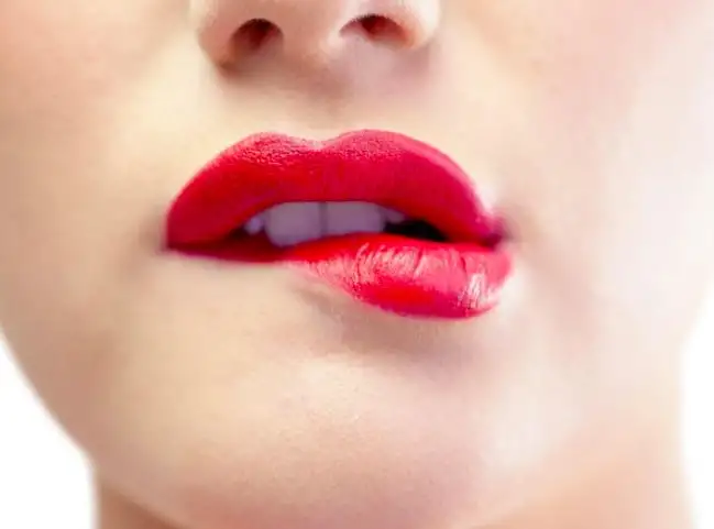 12 Cara Memerahkan Bibir Secara Alami dan Lebih Sehat